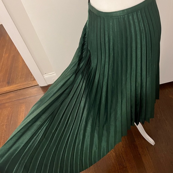 GORGEOUS GREEN FAN SKIRT SATIN MIDI PLEATED - Picture 8 of 10
